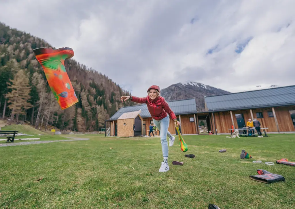 Teambuilding Gummistieffel Weitwurf